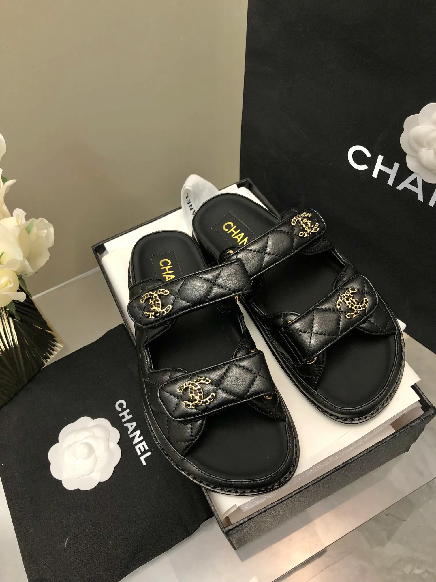 👟👟Ex-factory price 480👟👟 Women's shoes, women's clothing 2024 chanel 24👟👟Ex-factory price Sandals new products Xiaoxiang Velcro slippers 24 spring and summer new products The transformation of classic models, so beautiful! Diamond platform platform sandals, slippers, elegant and noble, comfortable and versatile. Upper: lambskin. Foot pad: sheepskin. Sole: cowhide bottom. Size: 35-41. Top quality.